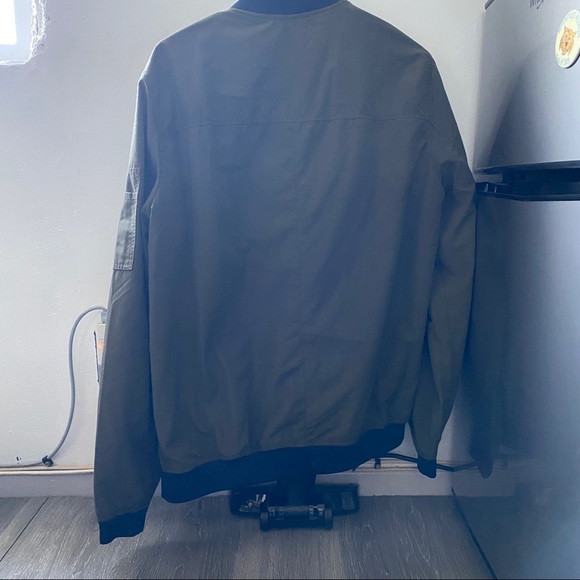 Pull&bear lightweight bomber jacket in mens size L olive - Picture 2 of 4